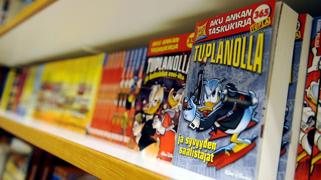 Aku Ankan taskukirja-sarjakuvia. Kuvan sarjakuvat eivät liity jutun tapaukseen.