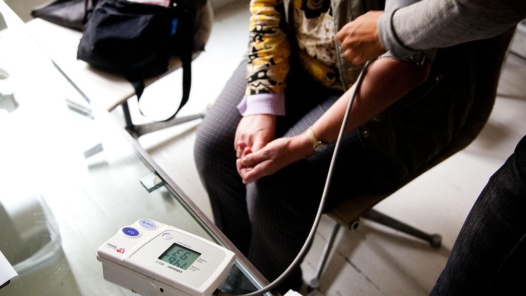 Jos verenpaineen mittaamista jännittää, se saattaa vaikuttaa tuloksiin.