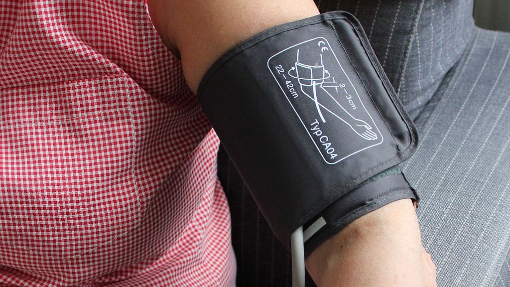 "Vanhemmiten itseään pitää vähän huiluutella sängyn reunalla istuen ennen kuin syöksyy vessaan", lääkäri neuvoo matalan verenpaineen kanssa pärjäämiseen.