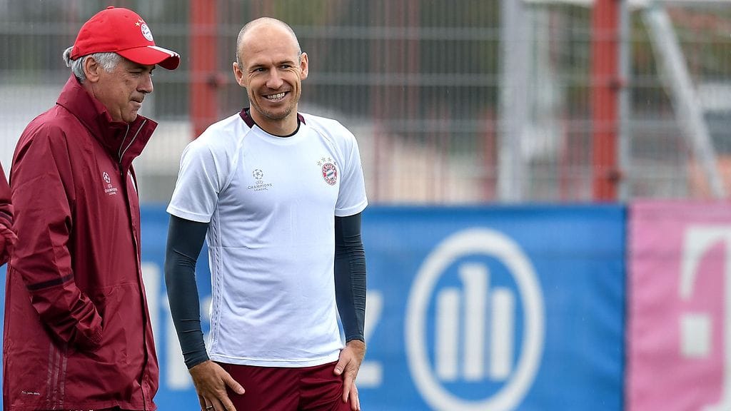 Bayern Munchenin päävalmentaja Carlo Ancelotti (vas.) ja Arjen Robben.