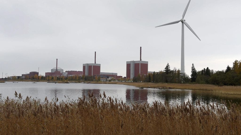 Olkiluodon ydinvoimala-alue Eurajoella 19. lokakuuta 2016. Rakenteilla oleva kolmosreaktori OL3 EPR kuvassa vasemmalla.