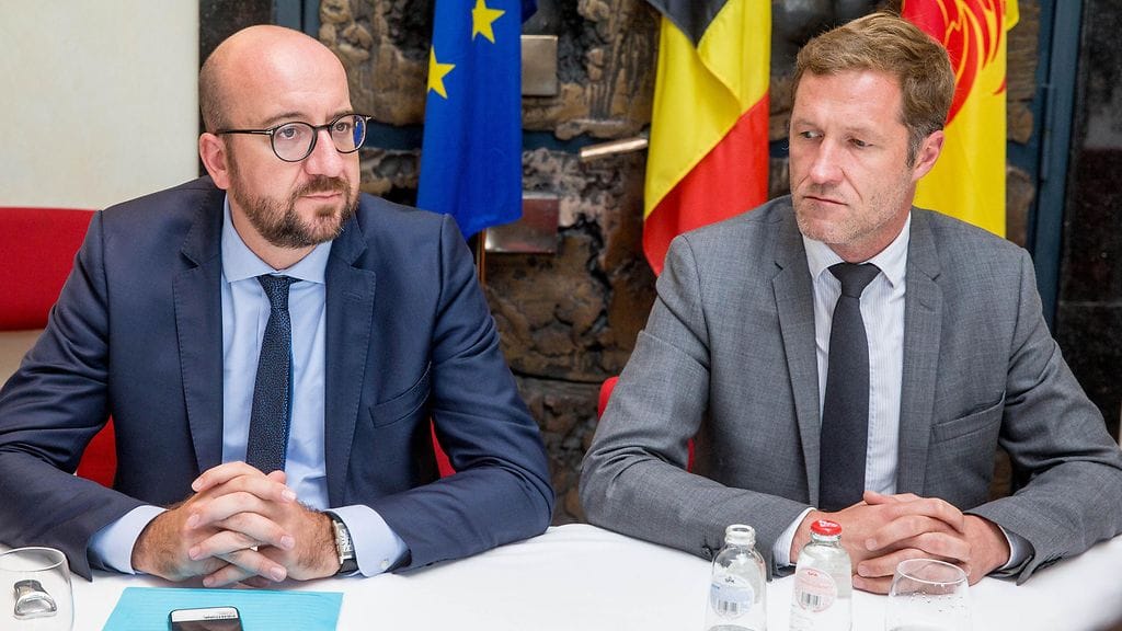 Belgian pääministeri Charles Michel (vas.) ja Valloniaa johtava Paul Magnette Belgian Namurissa 2. syyskuuta 2016.