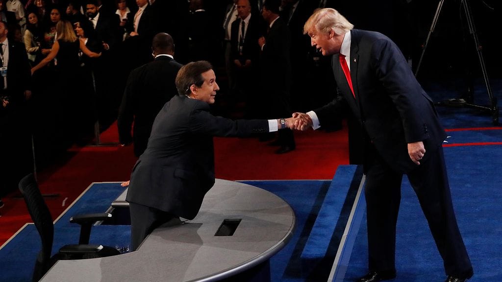 Donald Trump kättelee vaaliväittelyn puheenjohtajaa Chis Wallacea 19.10.2016 viimeisen tv-vaaliväittelyn jälkeen.