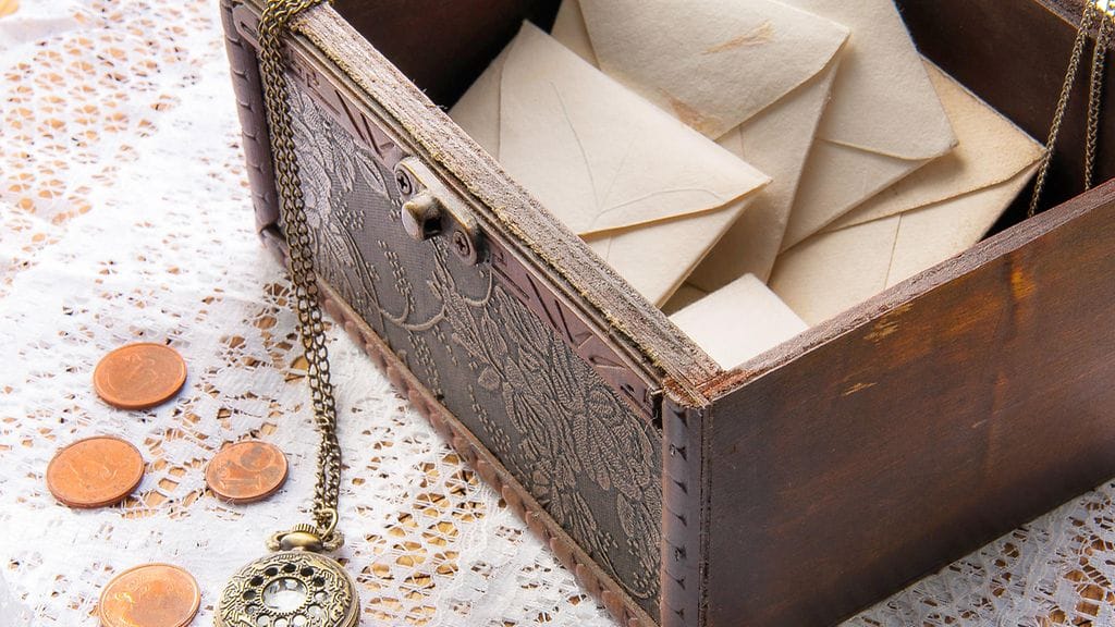 Äiti oli piilottanut kirjeet koristeelta näyttävään antiikkilaatikkoon.