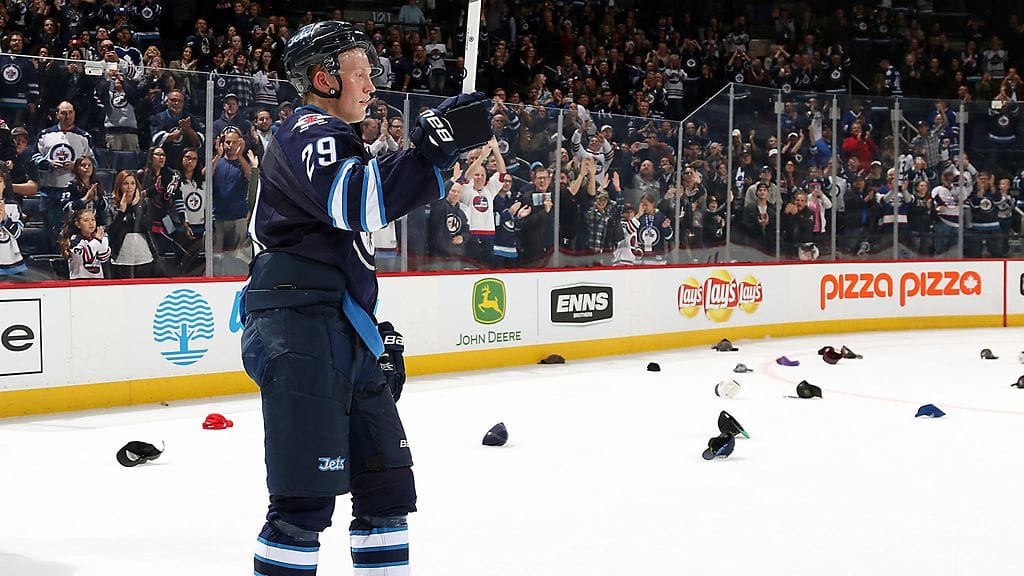 Patrik Laine tervehti faneja voiton jälkeen.