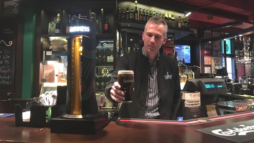 Helsingissä vieraillut Nicholson tarkisti muun muassa O'Learaysin Guinness-tarjonnan.
