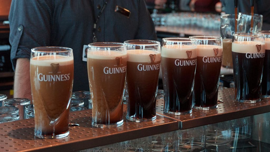 Irlannin kansallispyhimykselle omistettuna Pyhän Patrickin päivänä Guinness virtaa. Päivän aikana nautitaan noin 15 miljoonaa tuoppia kyseistä olutta.