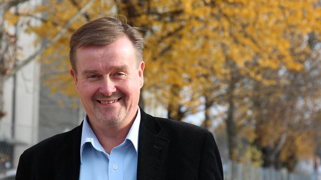 Vesa Mäkinen on siitä harvinainen Hippoksen toimitusjohtaja että valmentaa ja kasvattaa itse hevosia ja on niiden kanssa tekemisissä päivittäin.