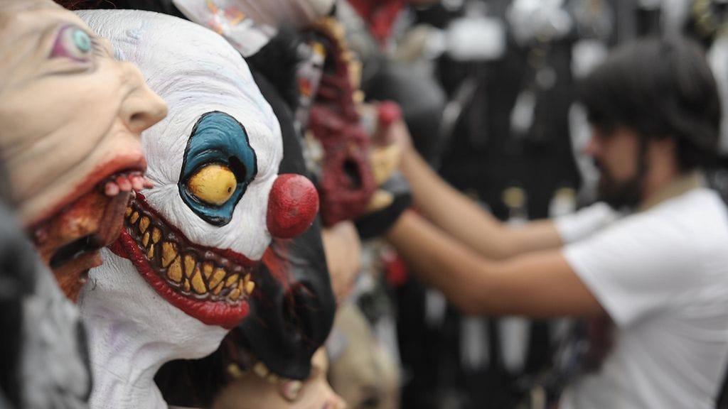 Henkilö tarkastelee erilaisia naamioita Mexico Cityssä 18. lokakuuta 2016.