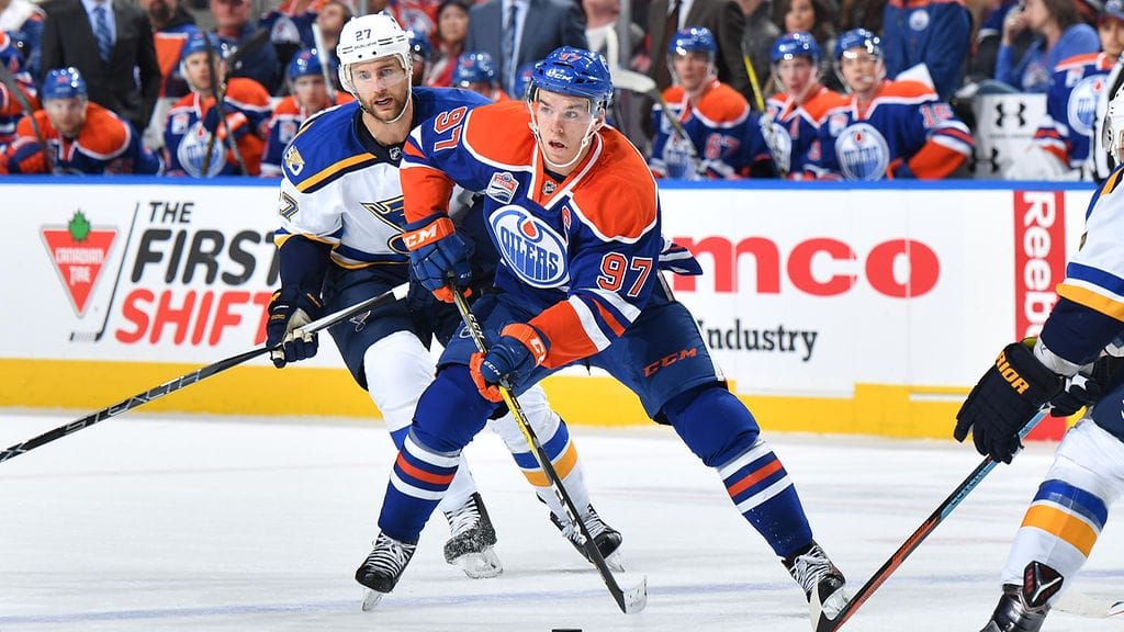 Connor McDavid johtaa Oilersia tehokkaasti.