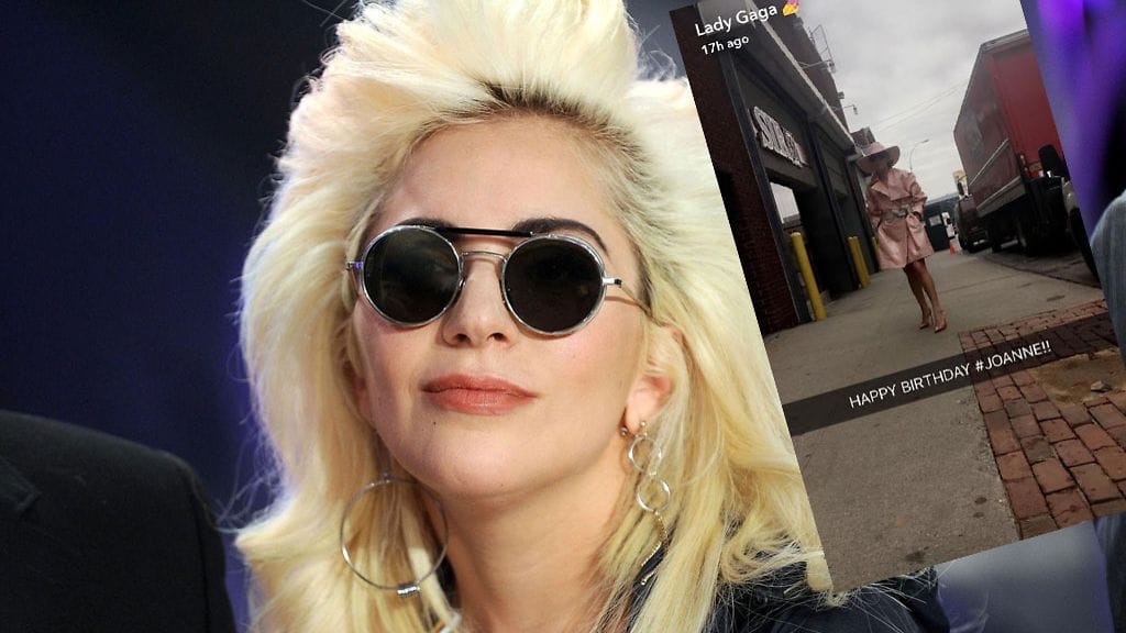 Rohkea muodin edelläkävijä Lady Gaga luotti tällä kertaa vaaleanpunaiseen kiiltonahkaan.