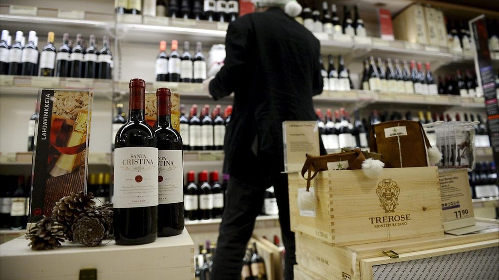 Mies tutkii punaviinivalikoimaa Arkadian Alkossa Helsingissä 23. joulukuuta 2014.
