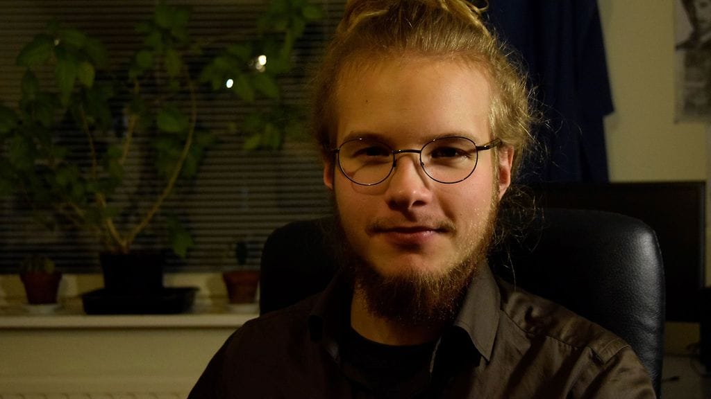 Sampo Heikkinen on totaalikieltäytyjä, eli hän ei suostu suorittamaan ase- tai siviilipalvelusta. Hänestä nykyinen sukupuoleen perustuva asevelvollisuus on epädemokraattinen. Kuva: Lassi Hautamäki.