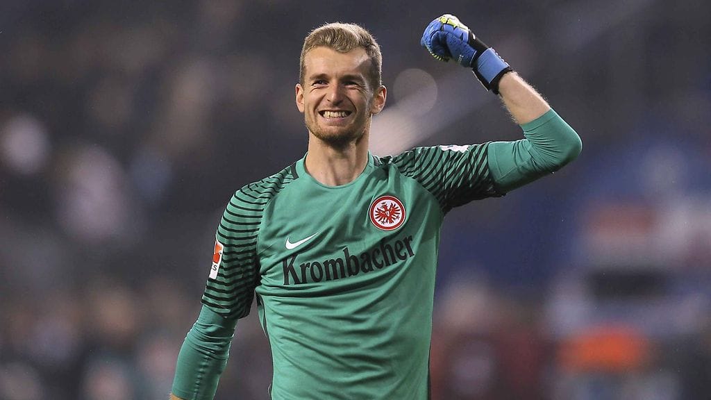 Lukas Hradecky johtaa Frankfurtin lentoa huipputorjunnoillaan.