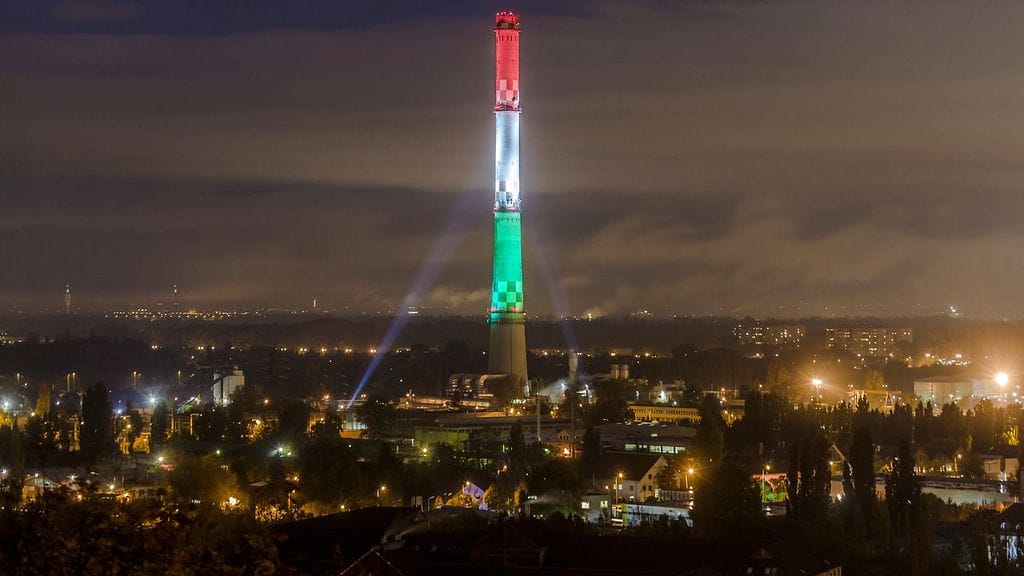 203-metrinen savupiippu valaistiin Unkarin väreillä 21. lokakuuta 2016 Budapestissä. Teolla kunnioitetaan Unkarin kansannousun 60-vuotisjuhlaa.
