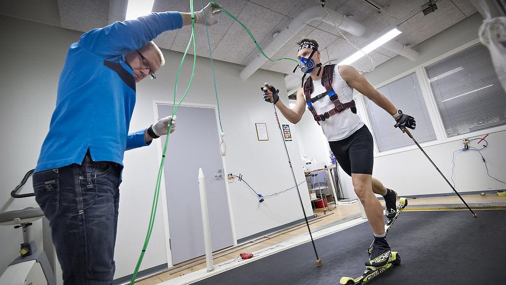 Maastohiihtäjä Anssi Pentsinen happinaamari kasvoillaan Vuokatissa lokakuussa 2014.