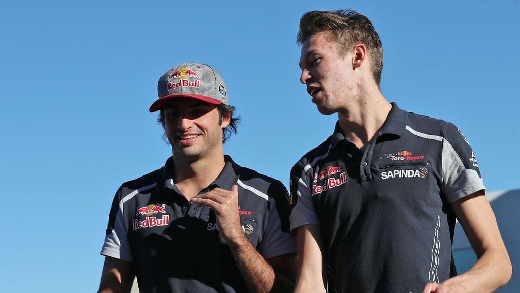 Carlos Sainz (vas.) ja Daniil Kvjat jatkavat Toro Rosson kuskiparina.