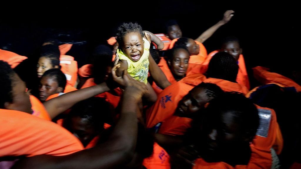 Italian Punaisen Ristin ottamassa kuvassa näkyy, miten pakolaisia pelastetaan Välimereltä 20.10.2016. Viime viikonlopun jälkeen Välimereltä on pelastettu yhteensä yli 3 000 ihmistä.