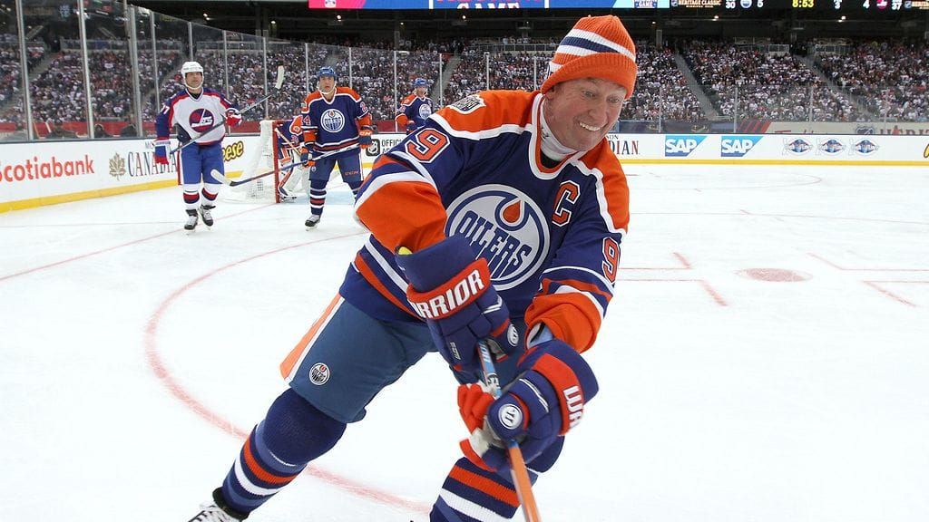 Wayne Gretzky pelasi seurapipo päässä.