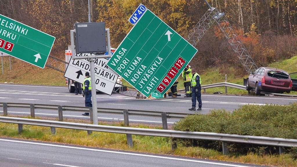 Lukijan kuvaa kolmostien onnettomuudesta.