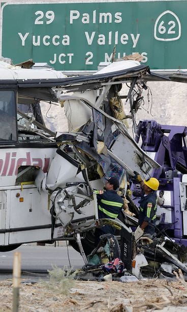 Bussi ja rekka kolaroivat Kaliforniassa 2