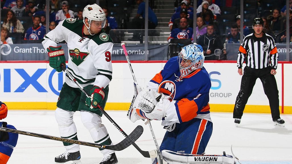 Mikko Koivu yritti häiritä Thomas Greissin torjuntatöitä.