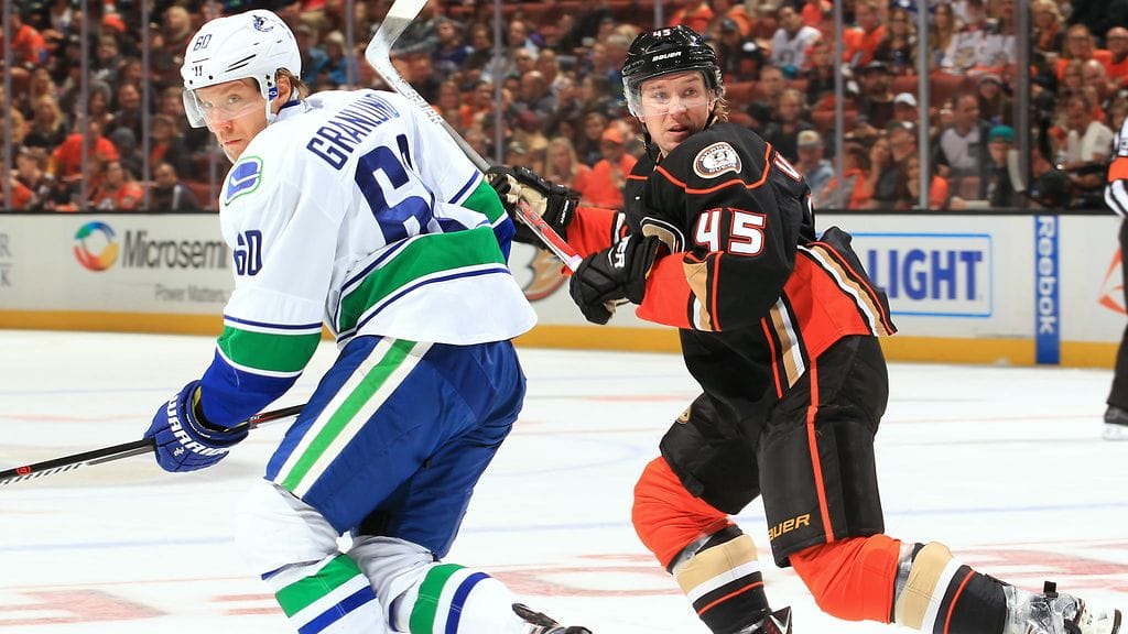 Sami Vatanen (oik.) kohtasi Vancouverin suomalaishyökkääjän Markus Granlundin.