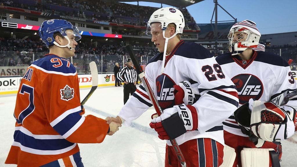 Connor McDavid ja Patrik Laine löivät kättä päälle ottelun jälkeen.