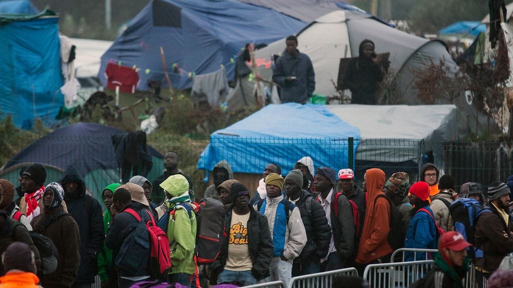 Calais'n Viidakon asukkaat odottavat viranomaisten ohjeistuksia siirtolaisleirin tyhjennyksestä 24.10.2016.