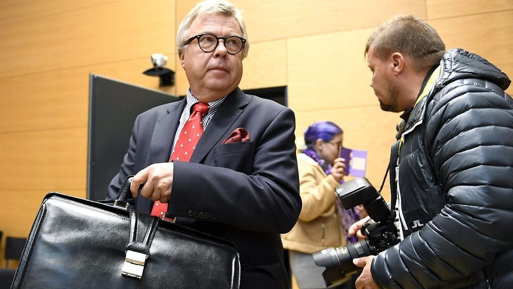 Ilja Janitskinin asianajaja Matti Nurmela oikeusalin ulkopuolella käräjäoikeudessa Helsingissä 6. lokakuuta 2016. Istunto käytiin suljetuin ovin.