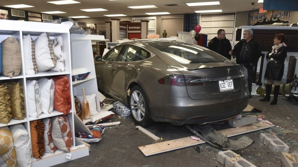 Henkilövahingoilta vältyttiin onneksi, kun Model S ajoi kaupan ikkunasta sisään Quebecissä.