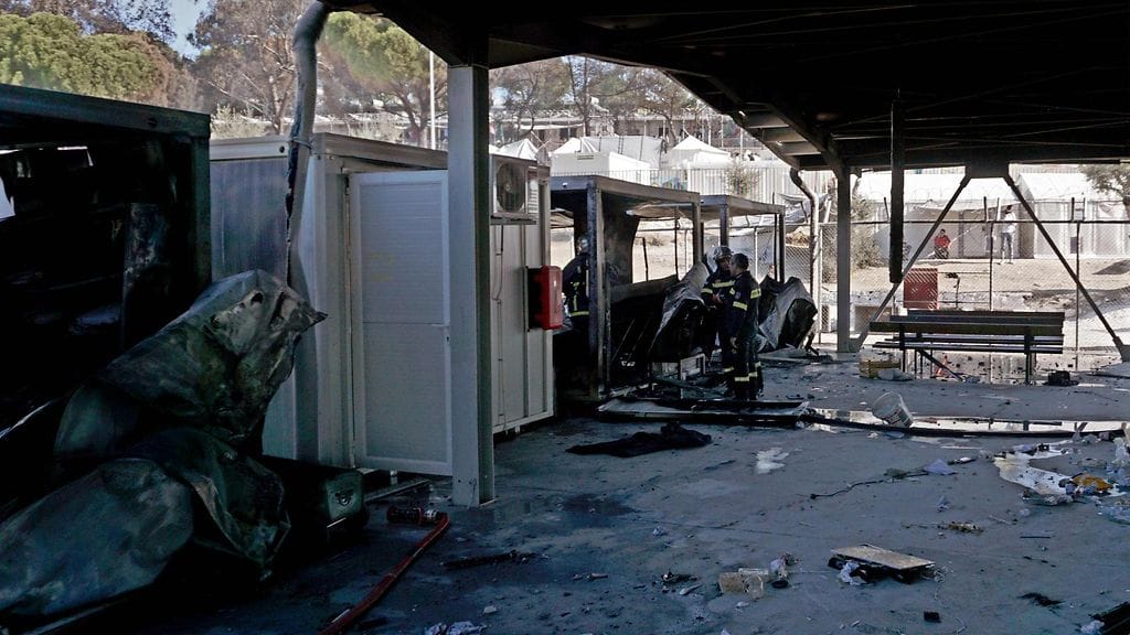 Pakolaiset sytyttivät väliaikaisina toimistoina toimivia kontteja tuleen Kreikan Lesboksella tänään.