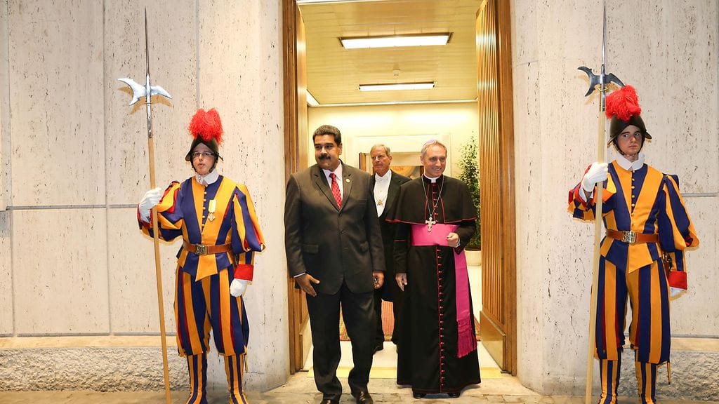 Venezuelan presidentti Nicolas Maduro ja Vatikaanin edustaja Georg Gaenswein kuvattuna ennen Maduron ja paavin tapaamista.