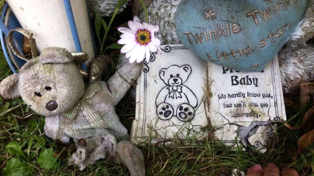 Vanhemmat järjestivät kuolleelle lapselleen hautajaiset ja sirottelivat tuhkat kauniiseen paikkaan.