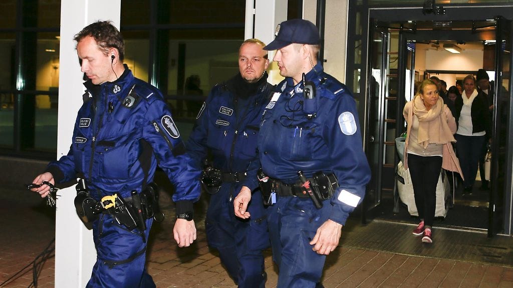 Kinnusen mukaan tapauksessa ei epäillä rikosta, vaan viranomaiset yrittävät selvittää, oliko Espanjasta Suomeen saapuneen tilauslennon kaappausepäilyssä kyseessä inhimillinen erehdys vai tekninen vika. Poliiseja ja matkustajia Tampere-Pirkkalan kentällä tiistaina 25. marraskuuta 2016.