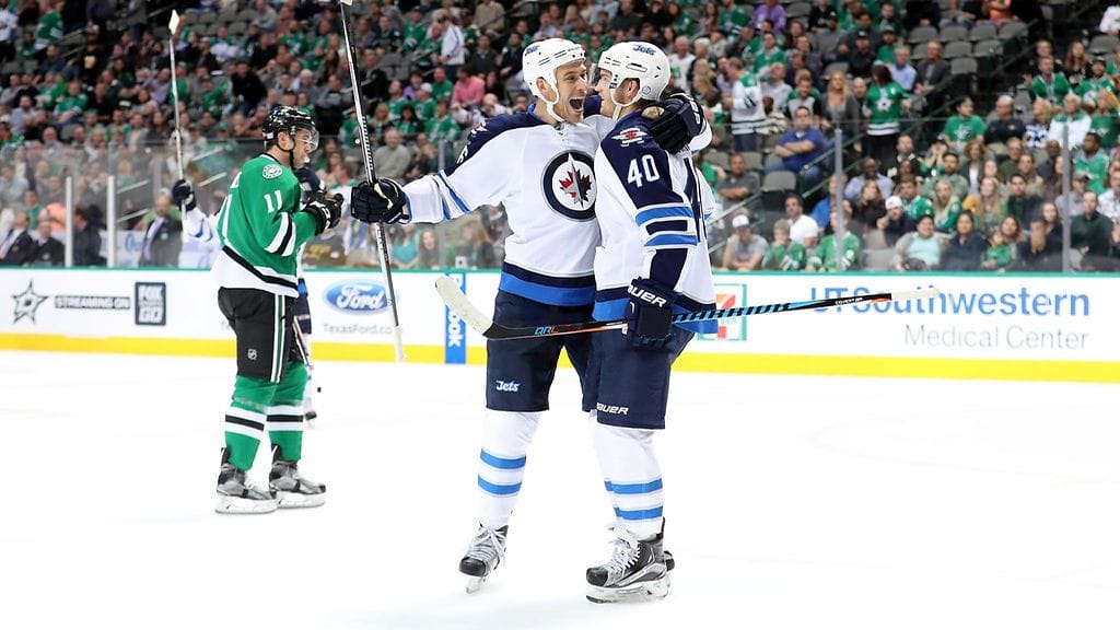 Joel Armia (oik.) sai onnittelut Shawn Matthiasilta.