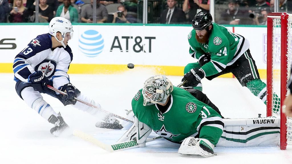 Antti Niemi venyi hienosti kiekkojen tielle Winnipegiä vastaan.
