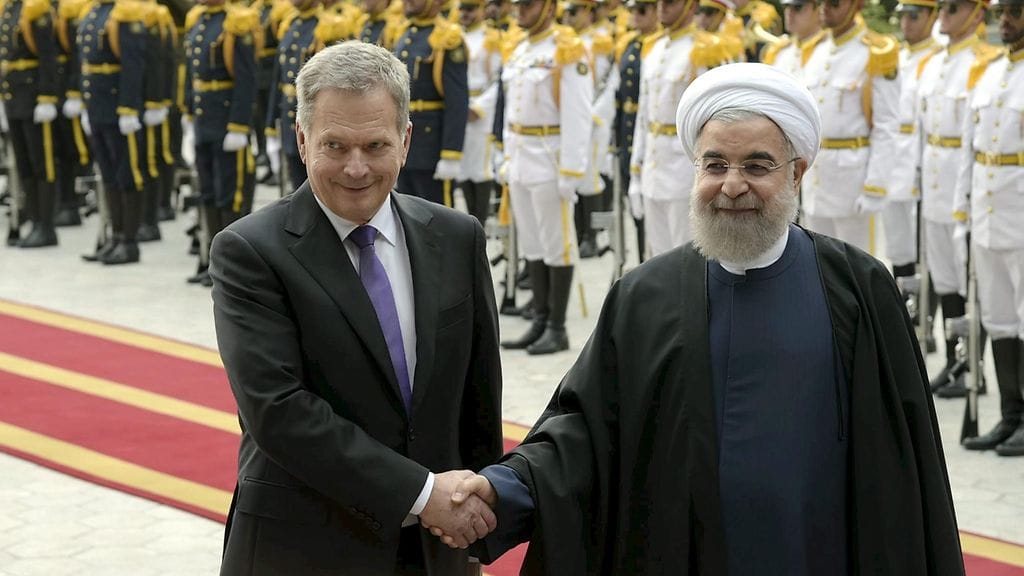 residentti Sauli Niinistö (vas.) ja Iranin presidentti Hassan Ruhani kättelivät Sadabadin palatsin pihalla Teheranissa 26. lokakuuta 2016. Presidentti Niinistö on virallisella vierailulla Iranin islamilaisessa tasavallassa.