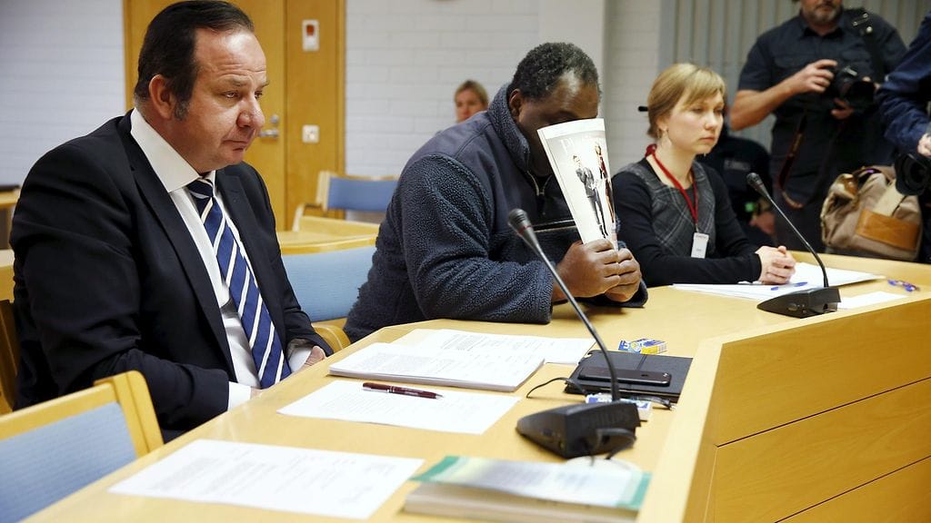 Vastaaja, asianomistajan isä (kesk.) ja hänen avustajansa, asianajaja Kari Eriksson (vas.) istuntosalissa Oulun käräjäoikeudessa 26. lokakuuta 2016. Oulun käräjäoikeudessa käsitellään poikkeuksellista hyväksikäyttöjuttua, jonka epäillään jatkuneen vuosia. Nyt 26-vuotiaan naisen isän epäillään käyttäneen tytärtään hyväksi, kun tämä oli lapsi. Naisen mukaan hän muun muassa joutui tekemään alaikäisenä useita abortteja. Istunto käydään oikeudessa avoimin ovin naisen pyynnöstä.