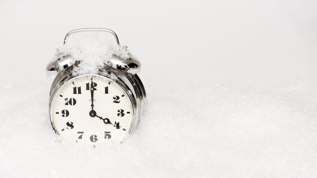 Muistisääntö: kelloja siirretään aina kesää kohti. Talviaikaan siirtyessä kelloja siirretään siis tunti taaksepäin.