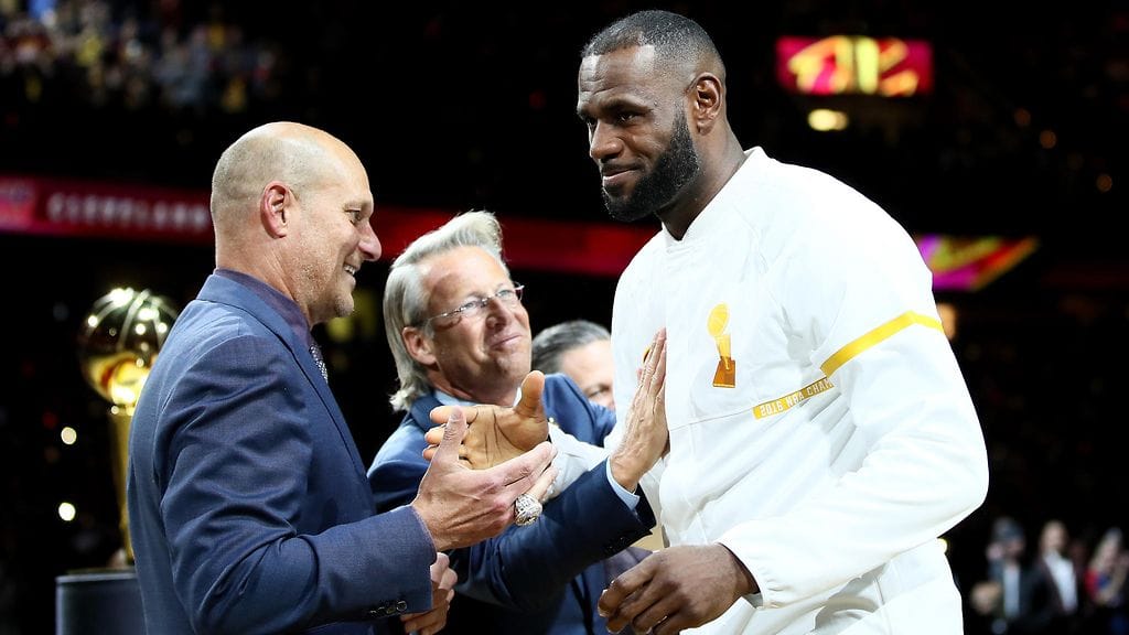 James (oik.) ottelua edeltäneessä mestaruusseremoniassa.