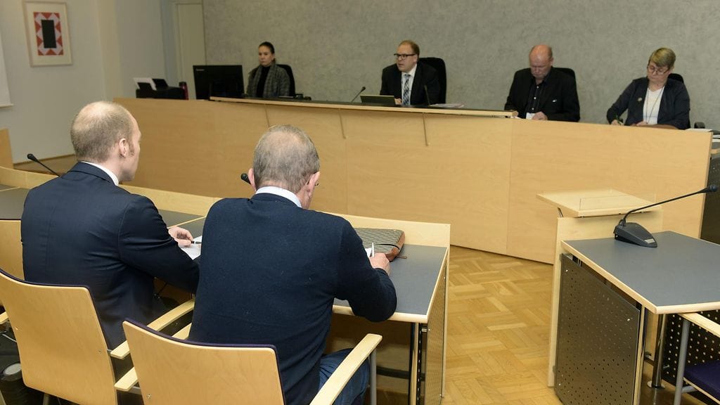 Bensowin lastenkotisäätiön entinen toiminnanjohtaja Valter Gadolin (selin oik.) Espoon käräjäoikeudessa 26. lokakuuta 2016. Gadolinia syytetään oikeudessa kahdesta törkeästä veropetoksesta, törkeästä kirjanpitorikoksesta ja luottamusaseman väärinkäyttämisestä.