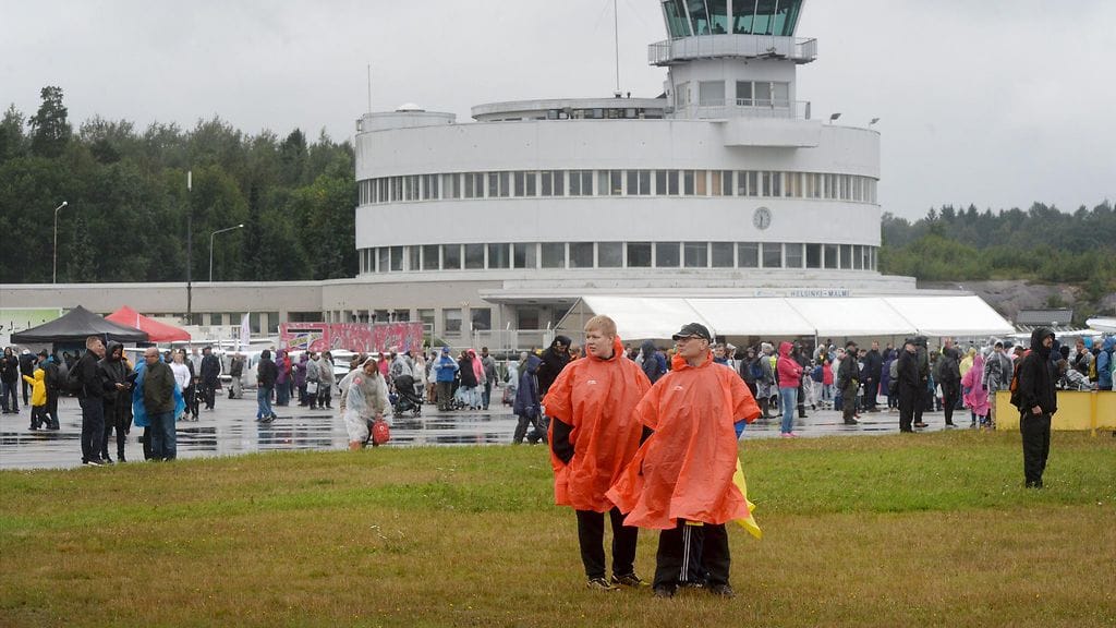 Katsojia sateisessa säässä Malmi 80th Anniversary -juhlalentonäytöksessä Malmin lentokentällä Helsingissä 13.8.2016.