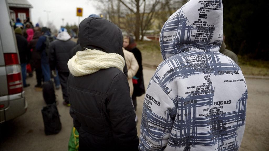 Kaksi naista leipäjonossa Espoon keskuksessa tiistaina  2. joulukuuta 2014.