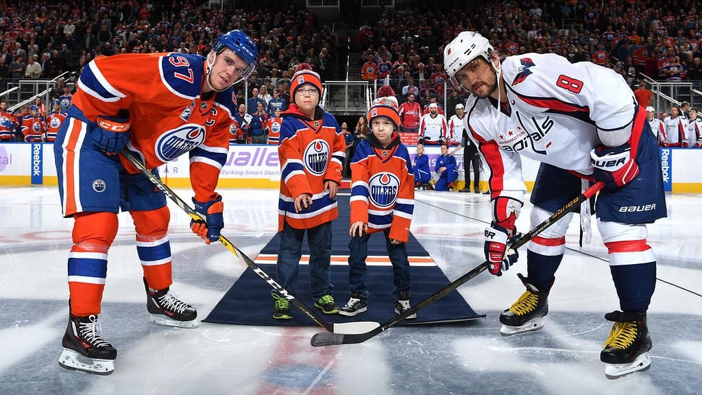 Aleksandr Ovetshkin (oik.) ja Connor McDavid ennen ottelua.