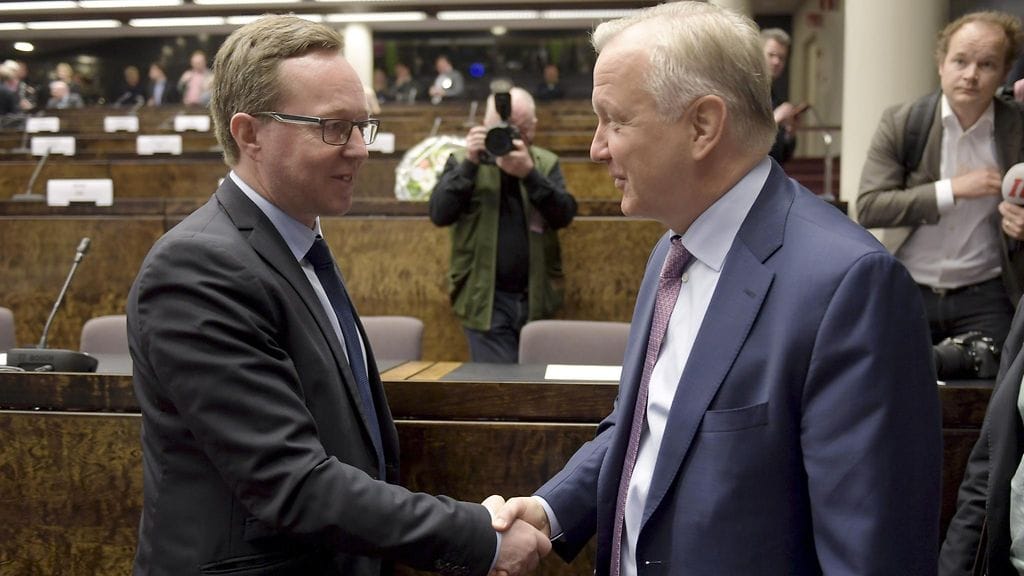 Nykyinen elinkeinoministeri Olli Rehn (oik.) kättelee seuraajaansa Mika Lintilää.