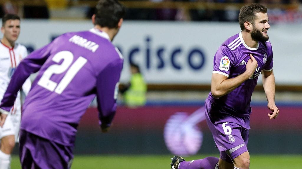 Nacho Fernandez (oik.) juhlimassa eilistä huikeaa maaliaan.