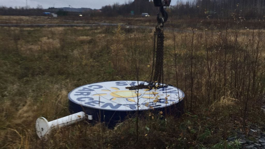 Sunny Car Centerin tolppa purettiin lokakuussa 2016.