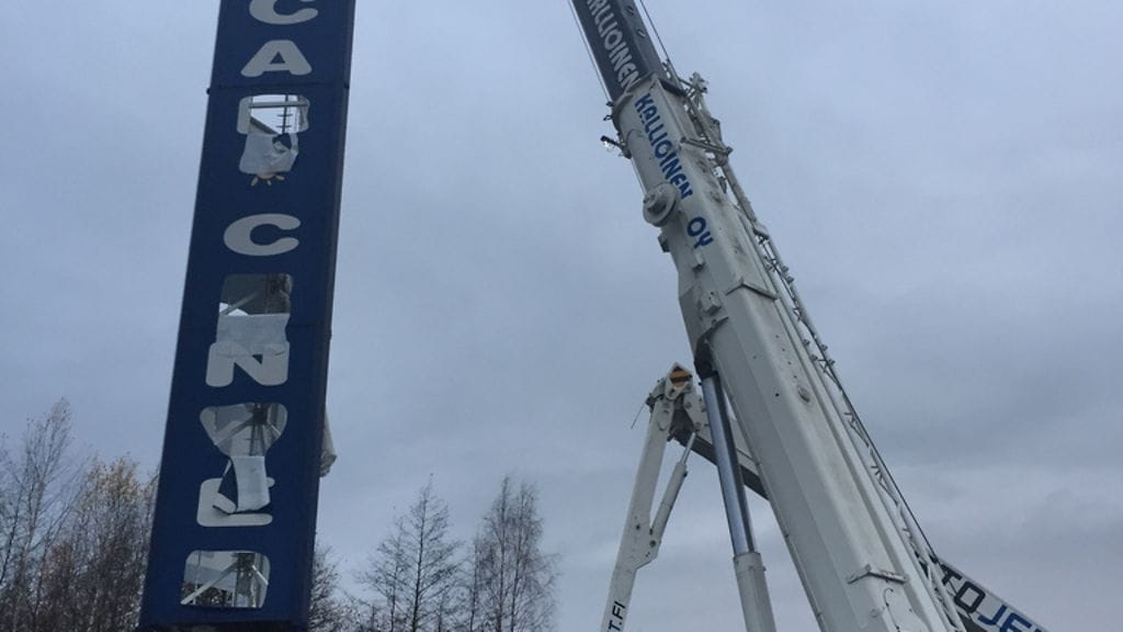 Sunny Car Centerin tolppa purettiin lokakuussa 2016.