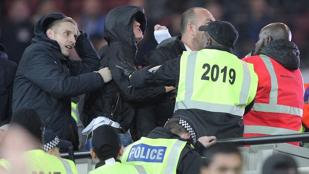 West Hamin ja Chelsean välinen liigacupin ottelu äityi käsirysyksi katsomon puolella.